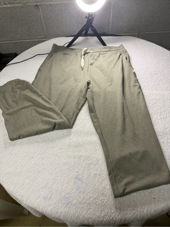 Vuori Pants - Vuori women’s size large Olive Drawstring Sweatpants with cuffed leg